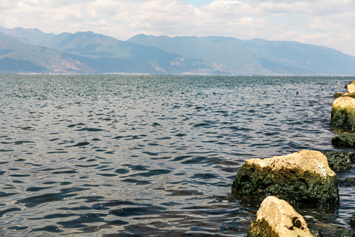 湖面的石头风景实拍图版权图片下载