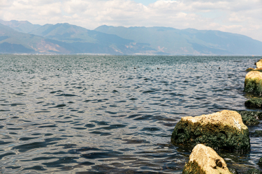 湖面的石头风景实拍图