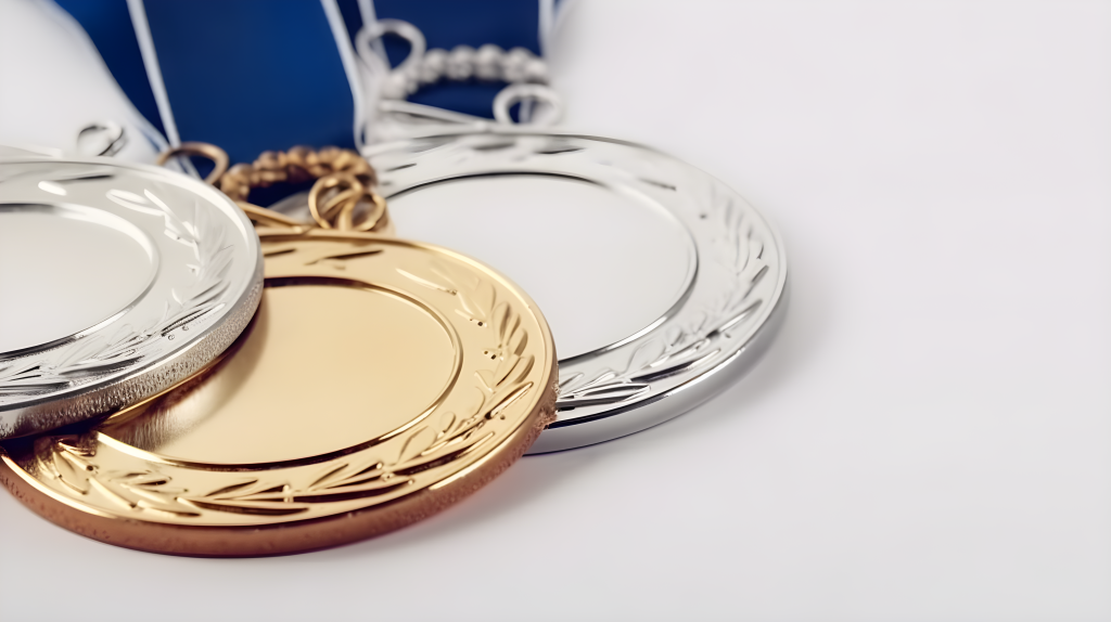 金银铜奖牌白桌摄影图片