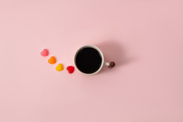 粉色背景中的心形糖果咖啡杯摄影图片