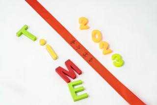 红色横幅和彩色积木助力高考高清图