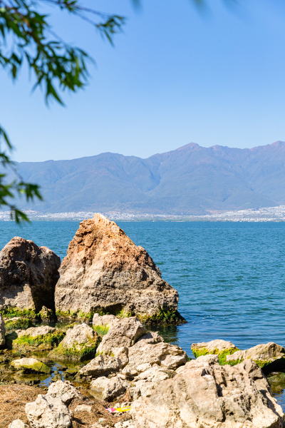 远拍郊外海边美景图