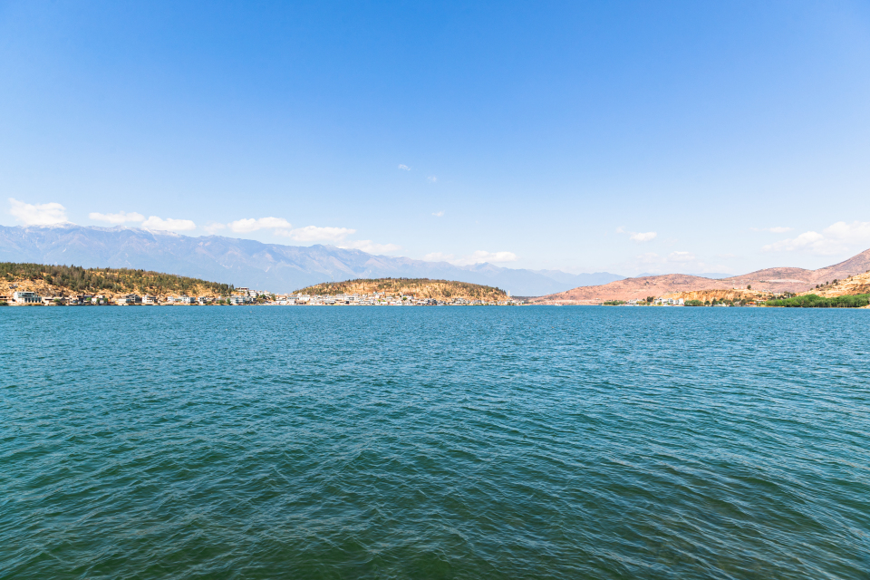 清澈的洱海风景图