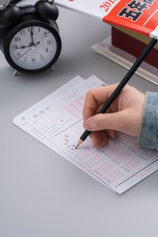 填涂答题卡的学生实拍图