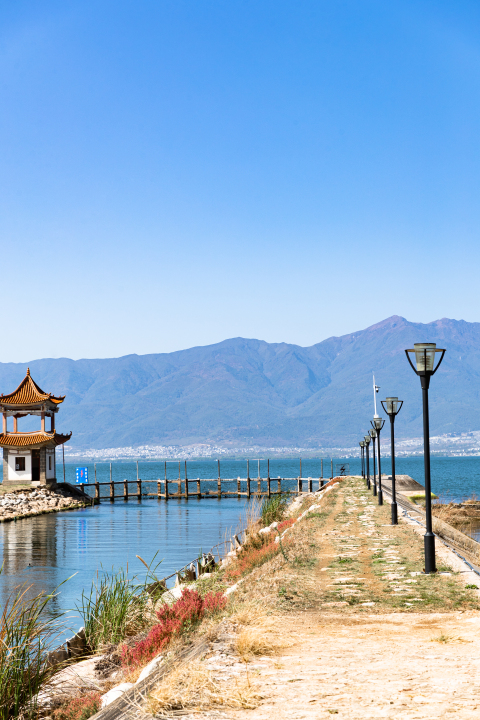 湖边灯塔装饰风景图版权图片下载