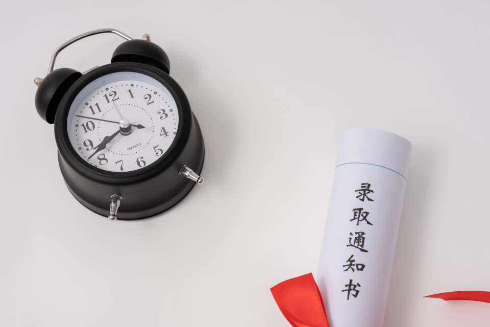 闹钟与高考通知书实拍图