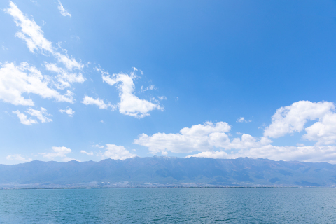 蓝色天空中的白云风景图