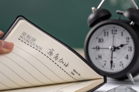 正在翻阅的笔记本助力高考高清图