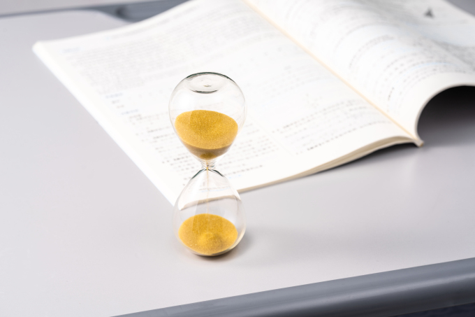 训练题旁边的黄色沙漏高清图