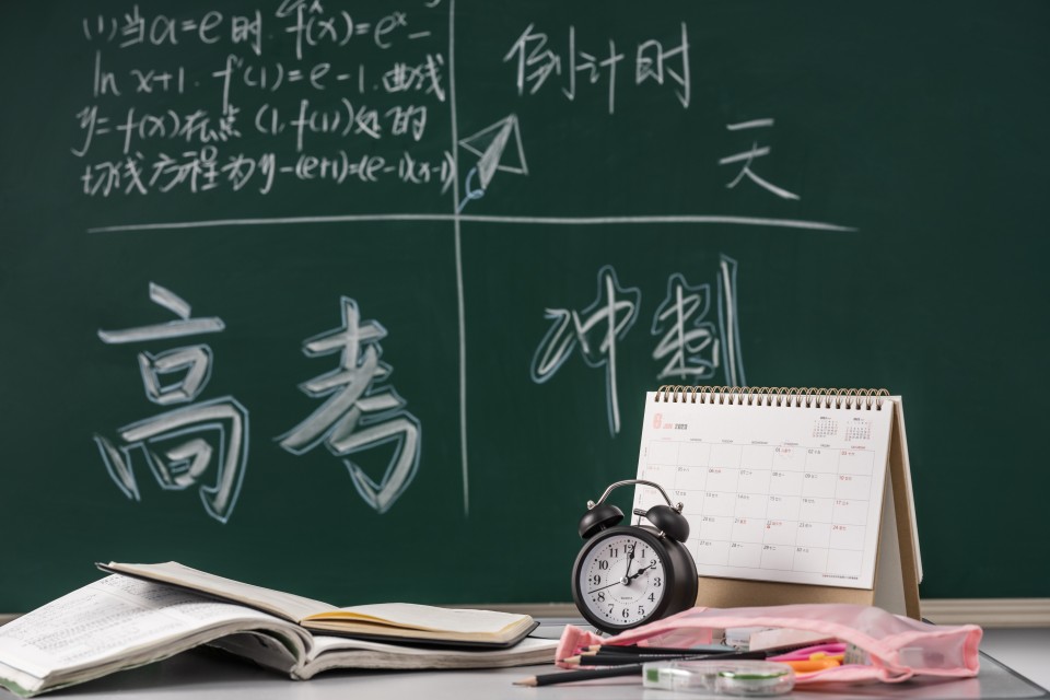 讲桌上的日历书本和闹钟高清图