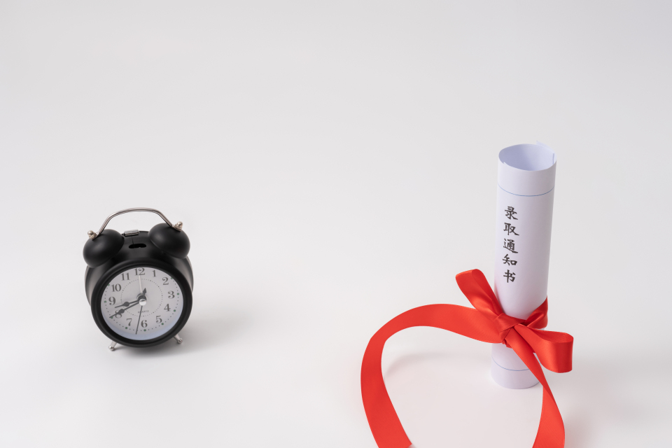 绑着红丝带的录取通知书实拍图