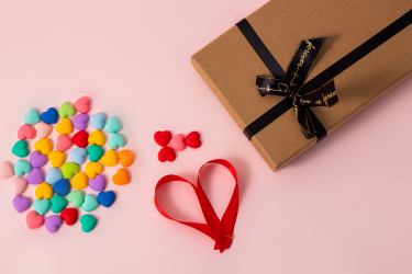 礼盒糖果心形丝带和巧克力摄影图片