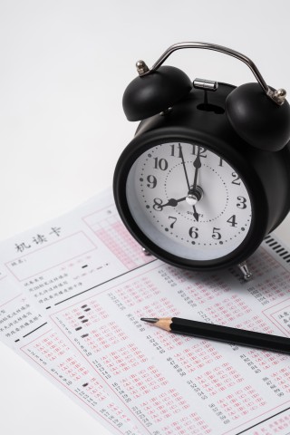 答题卡上的闹钟和笔高考倒计时高清图