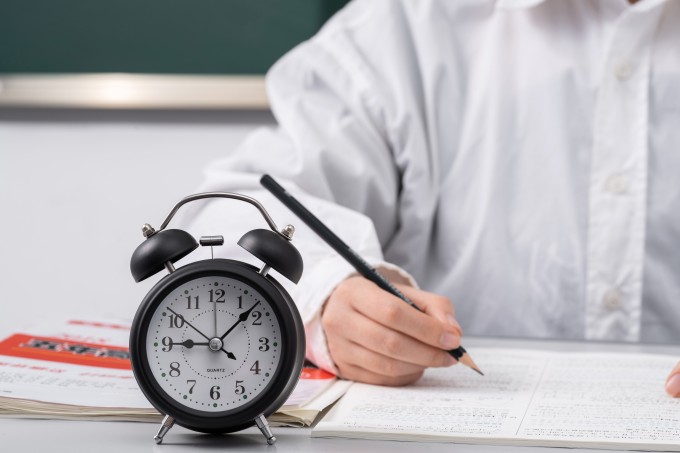 放闹钟计时的考生实拍图