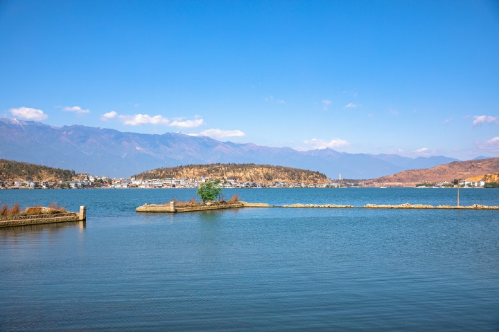 湖面小岛风景图版权图片下载