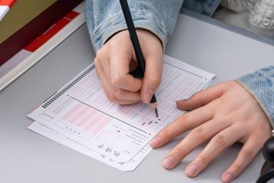 认真填涂答题卡的学生实拍图