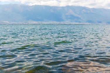 波光粼粼的湖面风景图