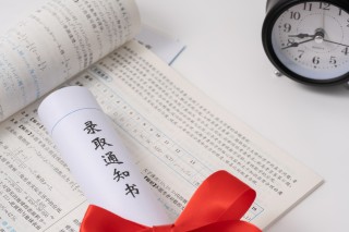 高考后迎来通知书实拍图
