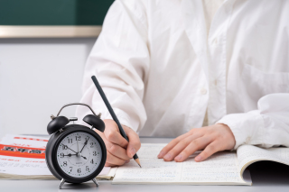 穿白衬衣答题的学生实拍图