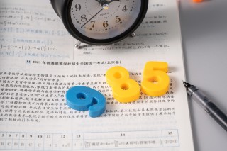 书本上的985积木和闹钟高清图