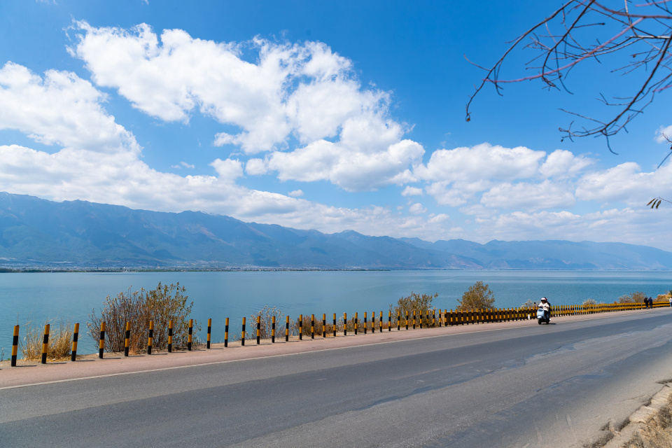 蓝天下的马路实拍图