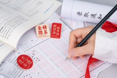 为了录取通知书努力的学生实拍图