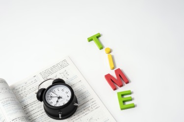 TIME积木旁边的闹钟和书本高清图