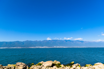 蓝天白云大海美景图