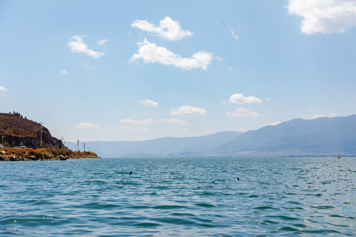 蔚蓝的湖面风光图版权图片下载