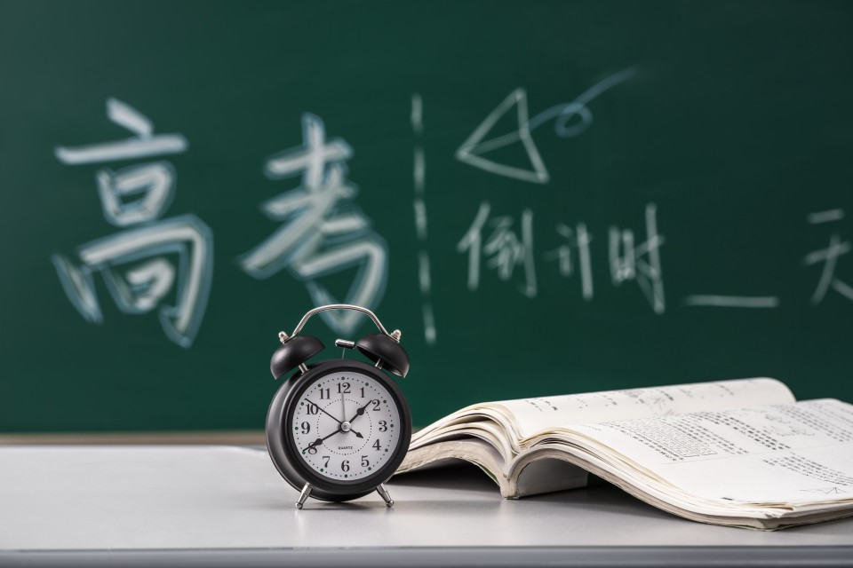 黑色闹钟和课本黑板高清图