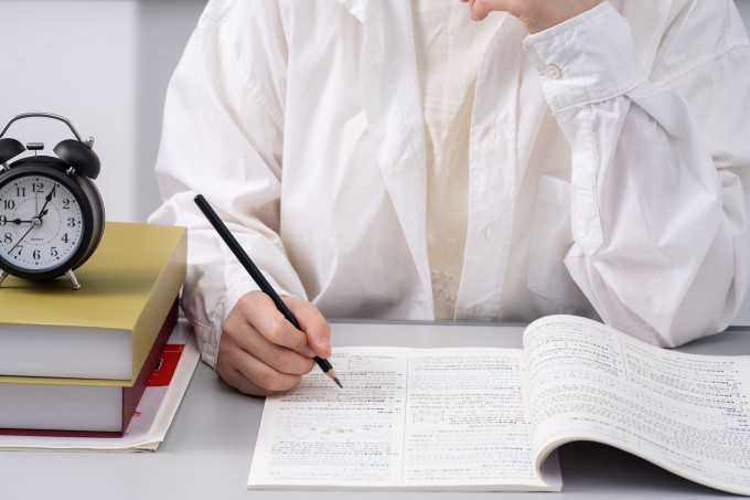 认真仔细答题的学生实拍图