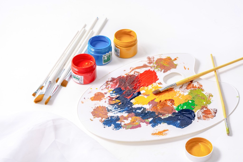 白色背景上丰富颜色的调色盘实拍图版权图片下载