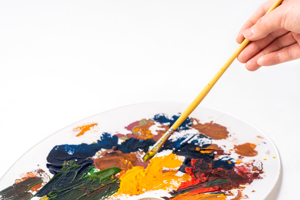 美术生黄色颜料调色实拍图