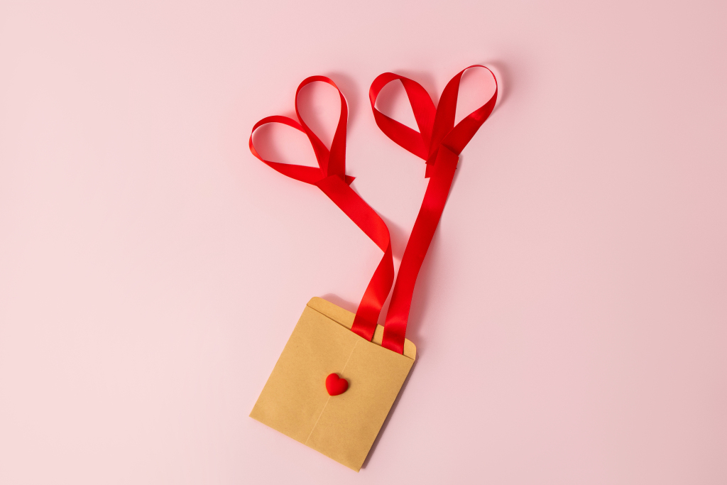 红丝带系着的牛皮纸信封摄影版权图片下载