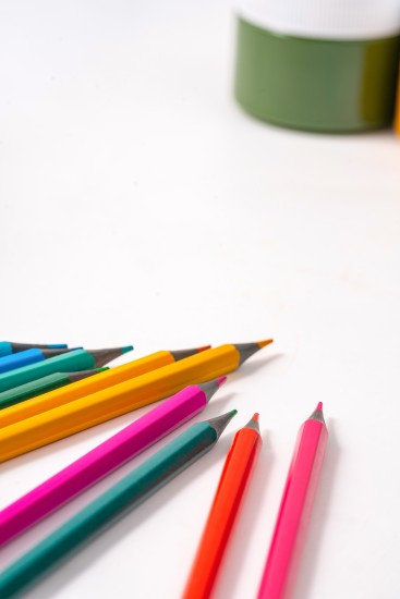 白色桌面上的绘画铅笔高清图