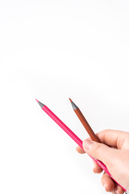 拿着两支彩铅的美术生高清图