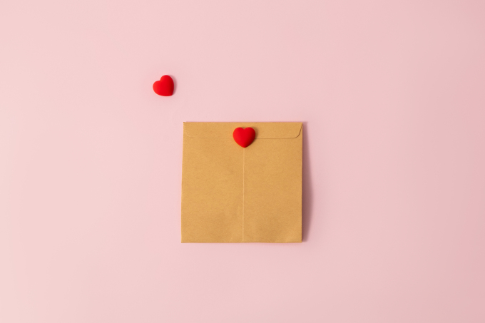 感恩节牛皮纸信封和红心摄影图片