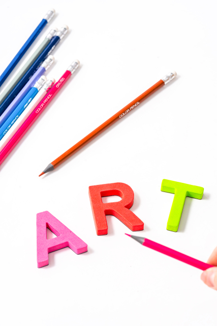 彩色积木摆放的ART豪情图