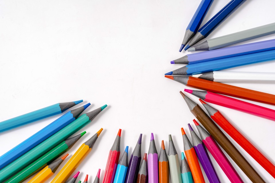 美术生绘画工具彩色笔高清图