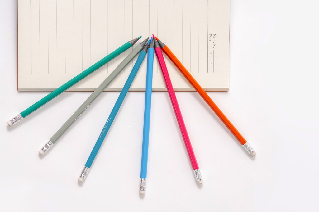 本子上的六支彩铅高清图版权图片下载