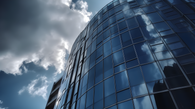 湛蓝天空下的玻璃办公楼摄影图片