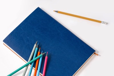 蓝色笔记本和彩铅高清图