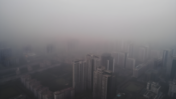上海雾霾中的摄影图