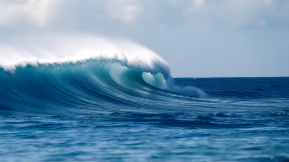 巨大蓝浪滚动的海上景观摄影图