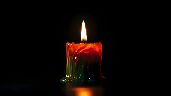 黑暗下燃烧的蜡烛摄影图
