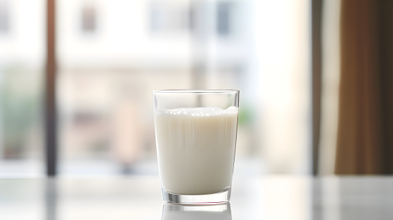 一杯纯牛奶高清图