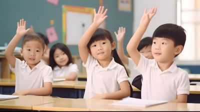 四个亚洲孩子在课堂上一起举手摄影图片