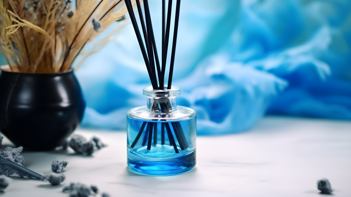 蓝色玻璃瓶上的黑色芦苇散香器摄影版权图片下载