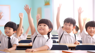 亚洲小学生举手回答课堂问题摄影图片