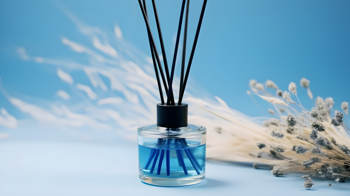 蓝色玻璃瓶上的黑色芦苇扩香器摄影版权图片下载